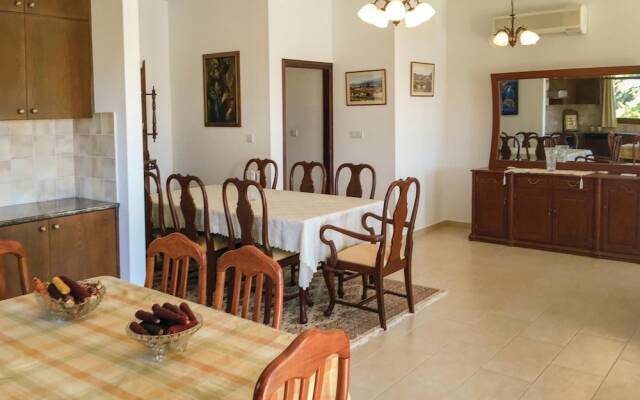 Beautiful Home in Maroni Lamaka With Wifi and 4 Bedrooms