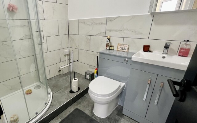 Newly Refurbished 1-bed Apartment in Croydon Se25