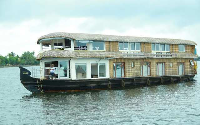 OYO 13525 HouseBoat My Trip Deluxe 3 BHK Private