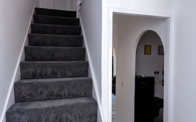 A Stunning 2 BED Home ON THE River Thames!