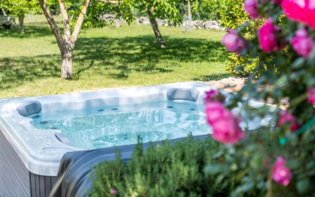 Stunning Home in Ostrobradic With Wifi and 2 Bedrooms