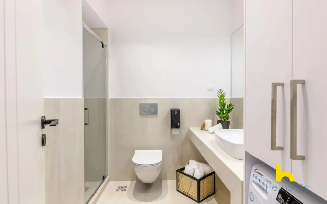 Sun-Splashed 2-BDR Corner Apartment with Hillside views!