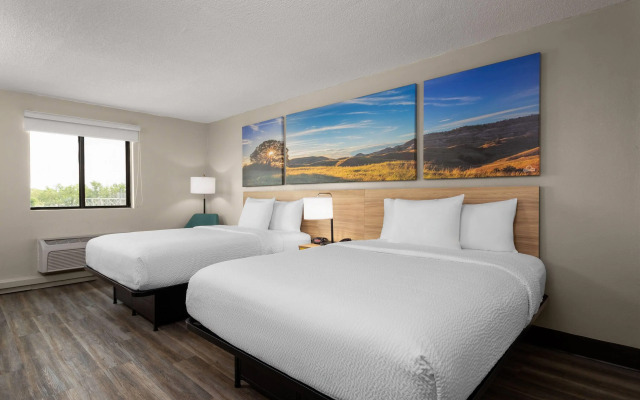 Days Inn and Suites by Wyndham Hammond, IN