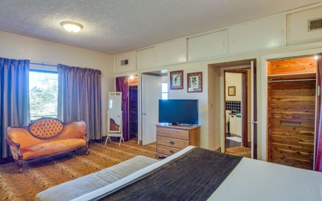 'ledge Lodge' Burkesville Getaway: Pool & Views!