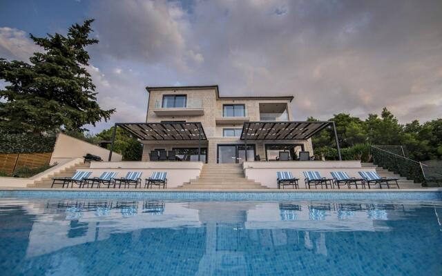 D in Postira with 7 bedrooms and 7 bathrooms