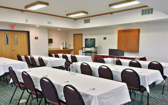 Travelodge and Suites Fargo/Moorhead
