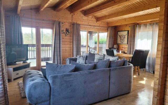 Immaculate 2-bed Lodge Next To Lake