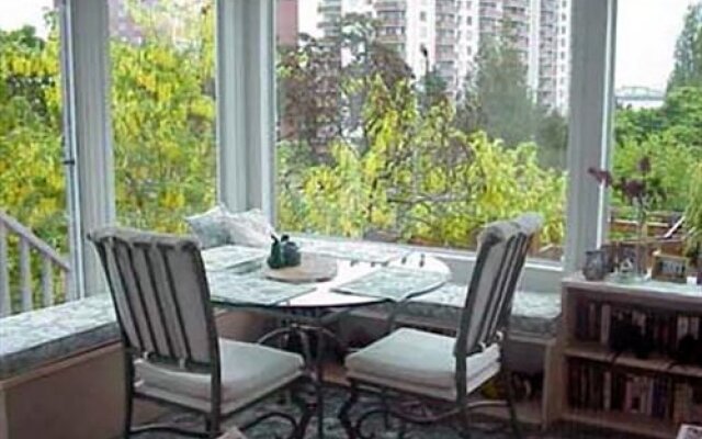 A Downtown Victoria Ocean View Bed and Breakfast