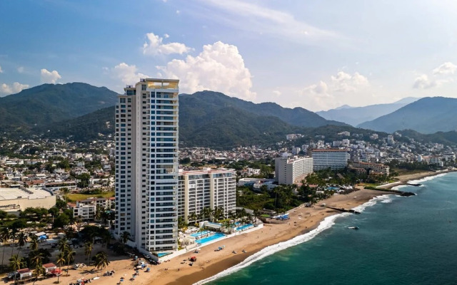 Beachfront Luxury 4BR Penthouse With Incredible Ocean Views