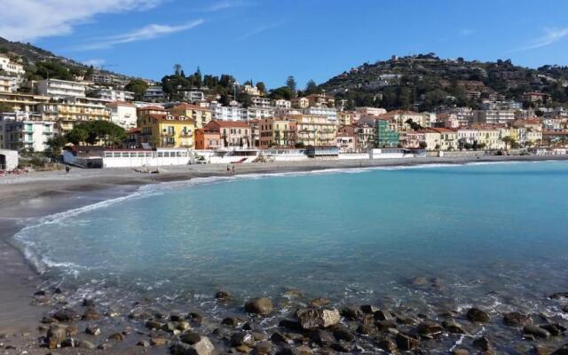 086 - Sunshine Home, 5 minuti dalla spiaggia, VISTA MARE - PARCHEGGIO PRIVATO GRATIS INCLUSO