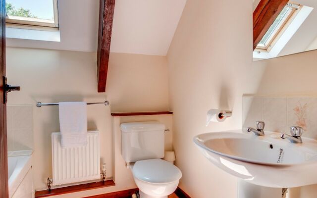 Characteristic Stone Farmhouse in Hilly Devon near Sea