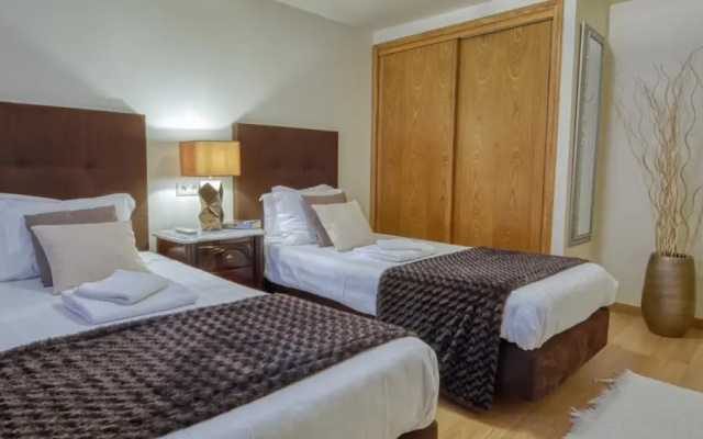 8-bed Villa in Vilamoura-sleeps-playground-pool