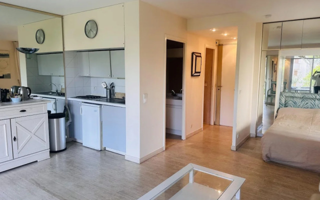 Light Modern Studio With Garden Pool- 2294