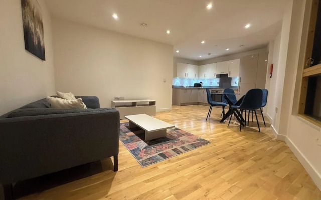 2BR Apartment - Sleeps 4 - Free Parking - Reading