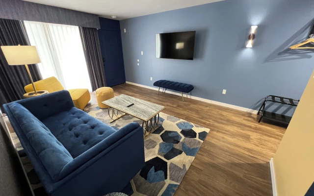Lighthouse Inn & Suites