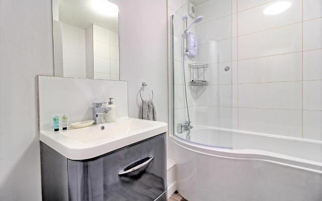 George Suite - Two Bed Apartment with Parking