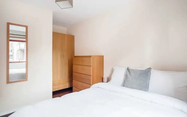 Homely 2 Bedroom House By Canary Wharf
