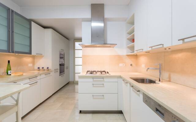 Chiado Modern Three-Bedroom Apartment - by LU Holidays