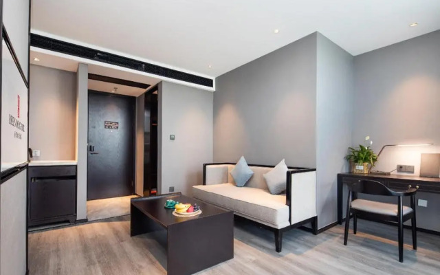 Rezen Dong Hotel (Hangzhou Xixi Longhu Paradise Walk)