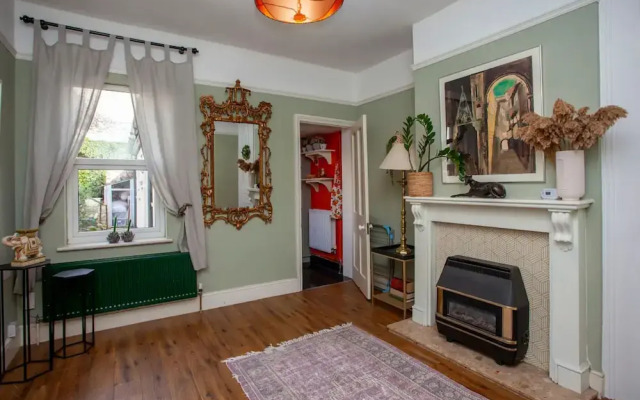 Stylish and Bright 2 Bedroom Flat in Bristol
