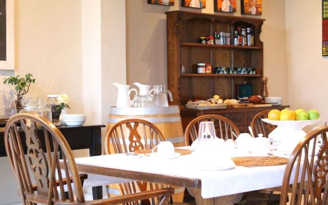 Under Oaks Guesthouse