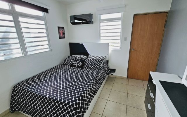 "cozy and Modern Apartment Black & White With Jacuzzi on Terrace"