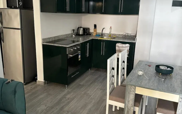 1 Bed Apartment Sleeps 2 - Communal Pool - Parking