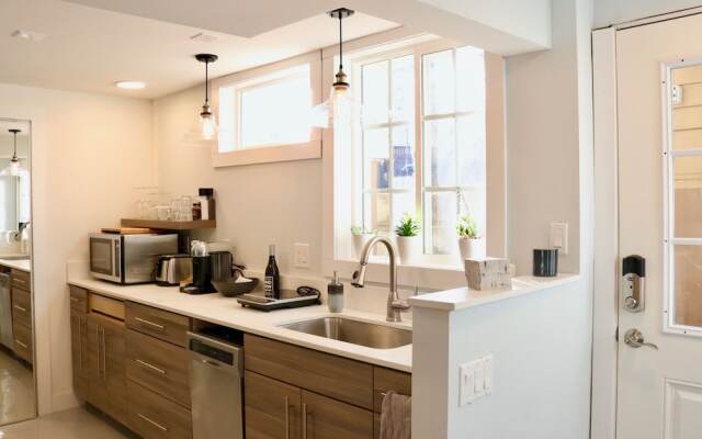 Alberta Alameda Bright Woodsy Private