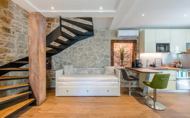Luxury Apt Petra in 400 year old stone house 4+2