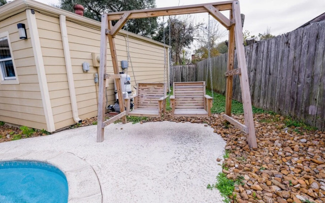 3Bdrm 2.5Bath 6Beds - Pool House
