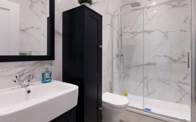 Woodside Park 3 Bedroom Apt with Parking