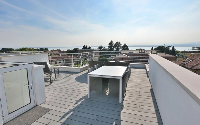 The White Apartment With Pool