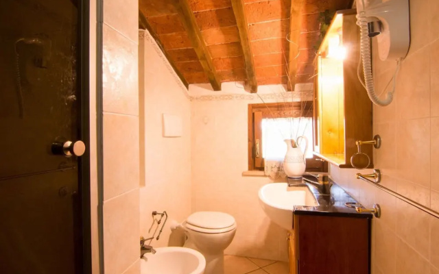 Farmhouse by Lake Trasimeno With Pool