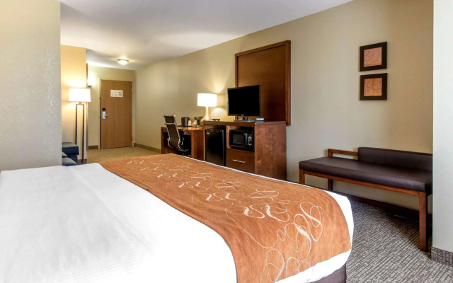 Comfort Suites Johnson Creek Conference Center