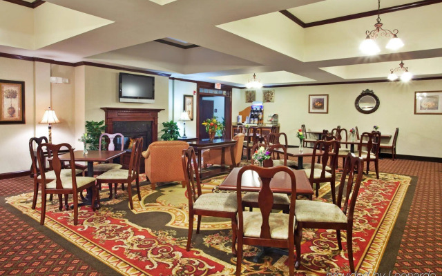 Holiday Inn Express Hotel & Suites Commerce-Tanger Outlets