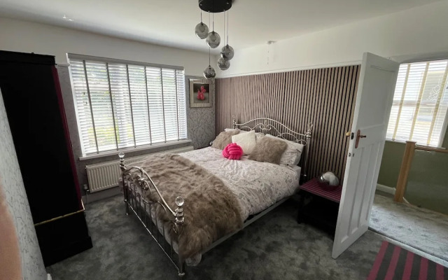 Cardiff - Sleeps 7 - Parking - Jacuzzi - Garden