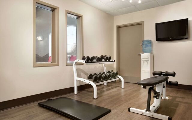 Days Inn & Suites by Wyndham Brandon