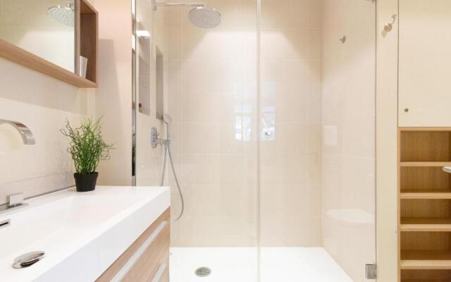 Gray d'Albion YourHostHelper