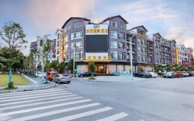 Yunqi Smart Hotel (Xingyi Menglecheng Jushan Square)