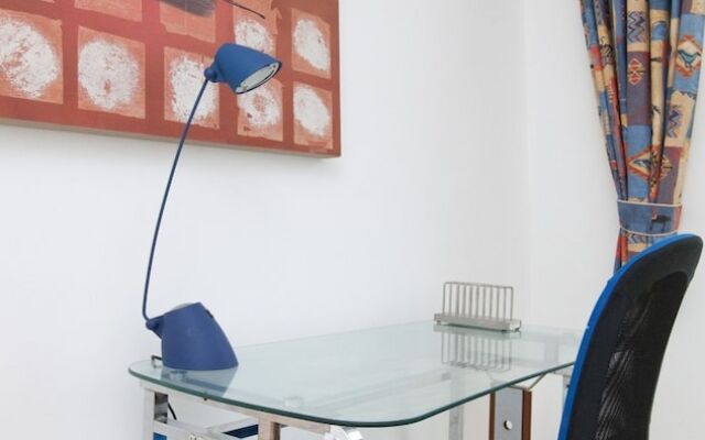 Connected & Convenient: Newly-renovated Flat for 2