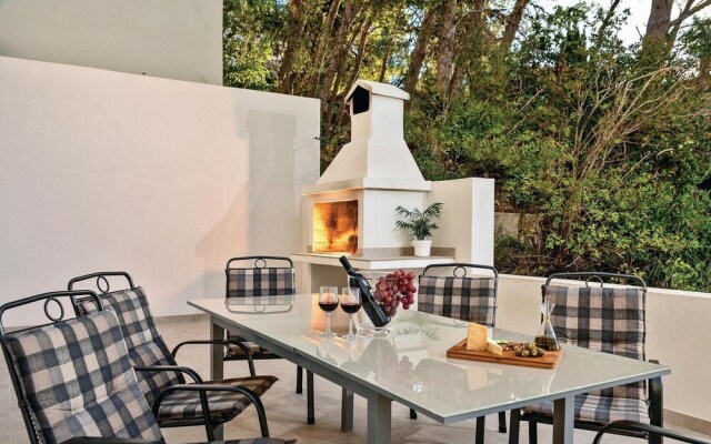 Nice Home in Podstrana with Hot Tub, WiFi & 4 Bedrooms