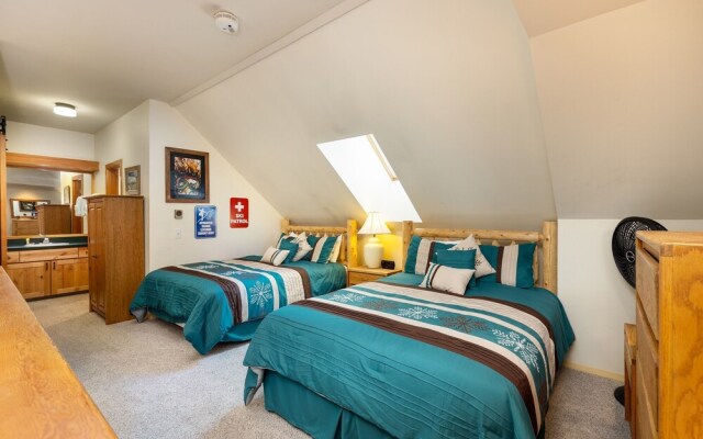 2130 The Pines 1 Bedroom Condo by RedAwning