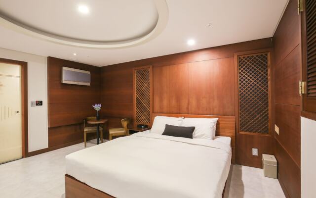 Themepark Tourist Hotel