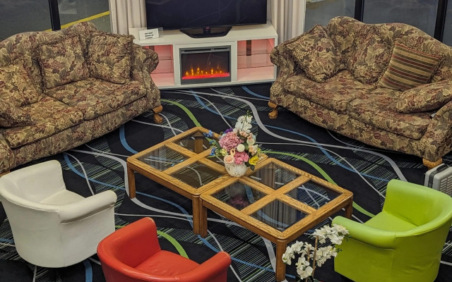 Super 8 by Wyndham Staunton