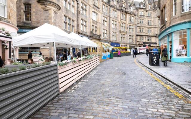 ALTIDO Sophisticated and Bright 4BR apt near Edinburgh Castle