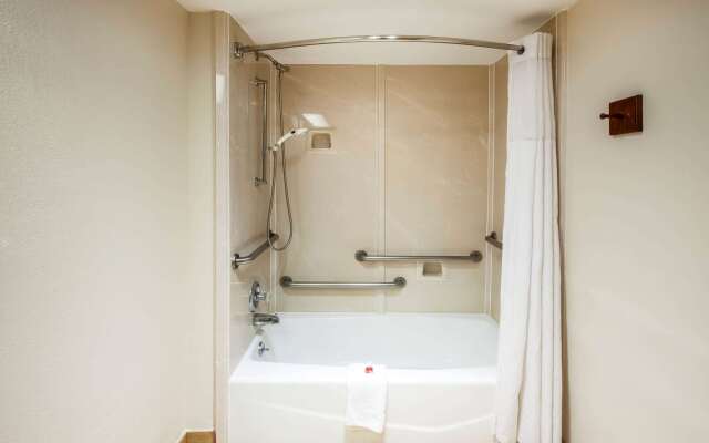 Days Inn & Suites by Wyndham Tyler