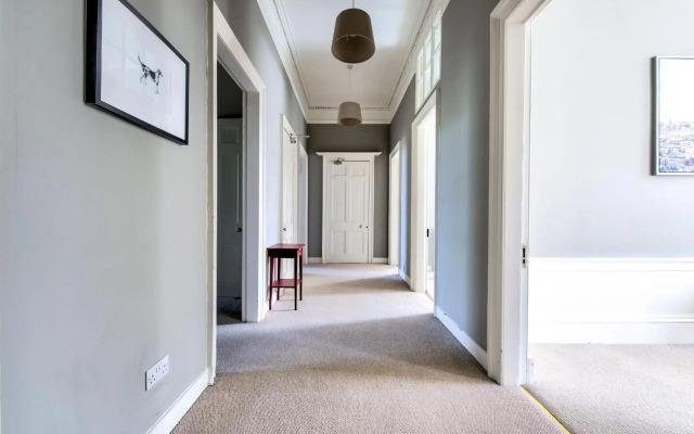 Bright and Spacious 4-bedroom Apart in Stockbridge