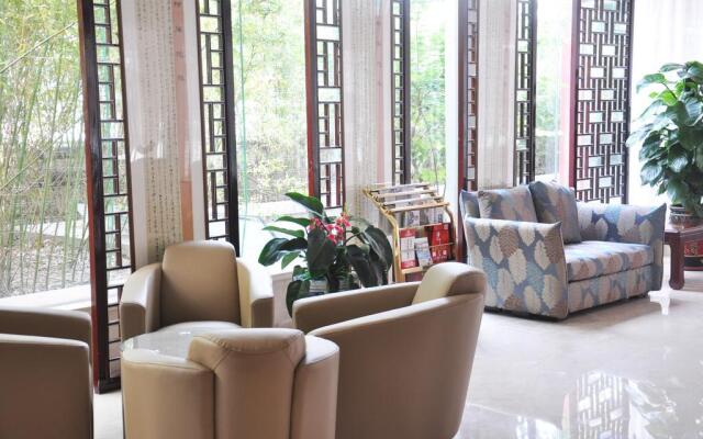JingHang Holiday Hotel