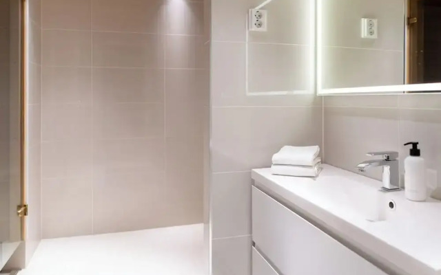 Luxurious 3-Br Apt with Balcony