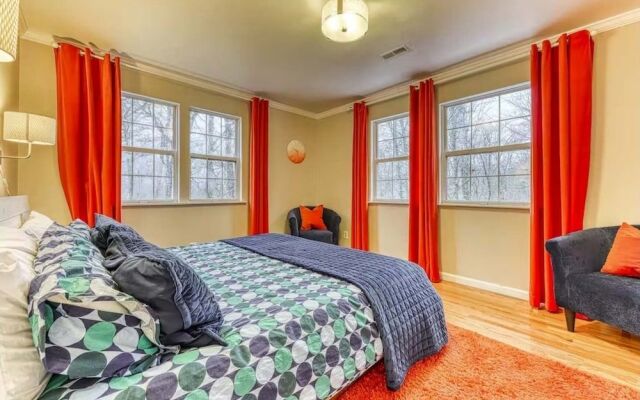 Peaceful Getaway 3 Bedroom Home by Redawning